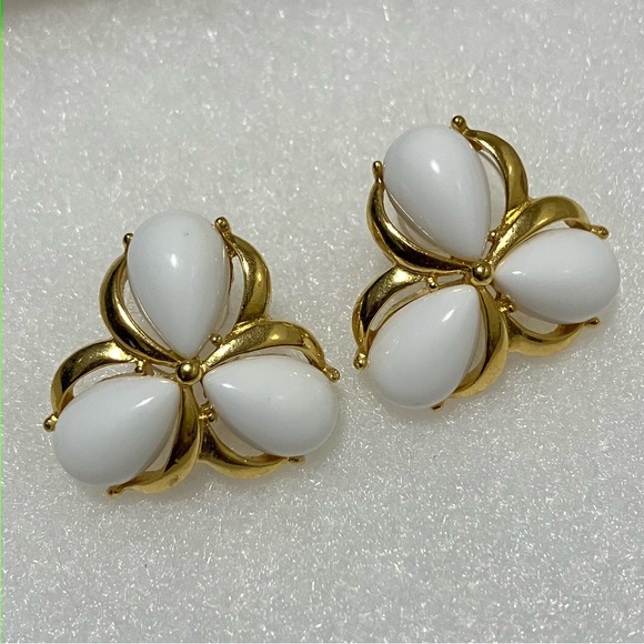 Trifari Vintage White & Gold Tone Post Earrings - Picture 4 of 4